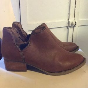 Zipper detail bootie